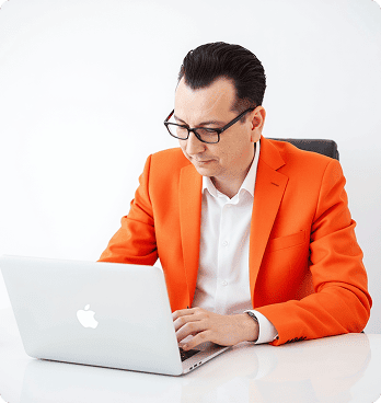 Профессиональная команда SeoVolga Мужчина в оранжевом пиджаке за ноутбуком