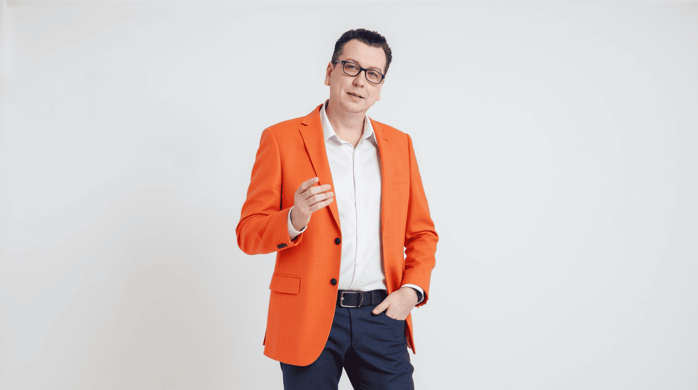 Проработка этапов — пошаговое создание сайта Мужчина в оранжевом пиджаке рассказывает о проработке этапов создания сайтов.