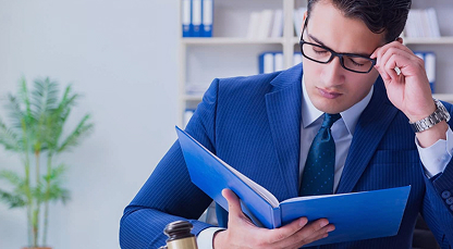 Юридические сайты Деловой человек с книгой